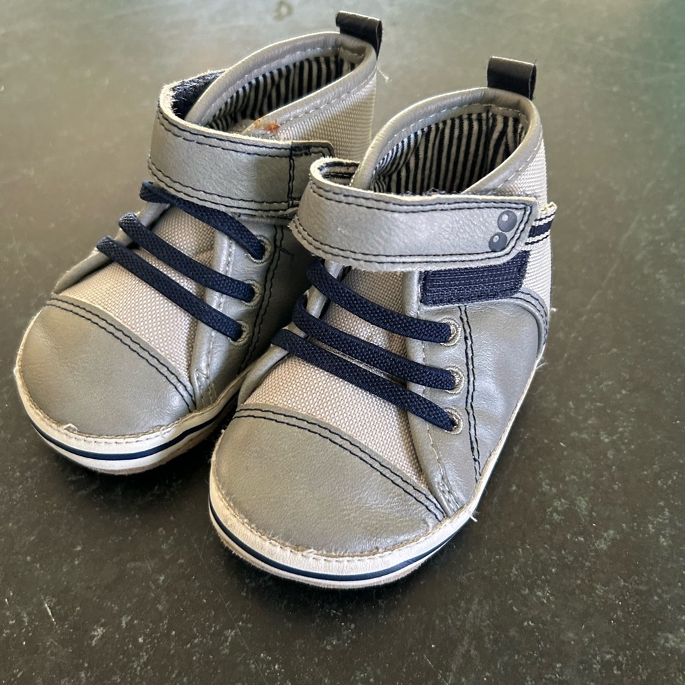 Cool crib shoes in metallic gray with navy accents. Tie with Velcro Strap size 5